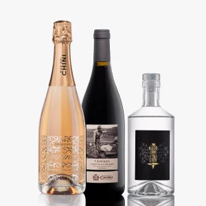 Box degustazione della cantina Mas dei Chini che comprende: Trentodoc Inkino Rosè Millesimato, Gloriano Teroldego Millesimato e London Gin