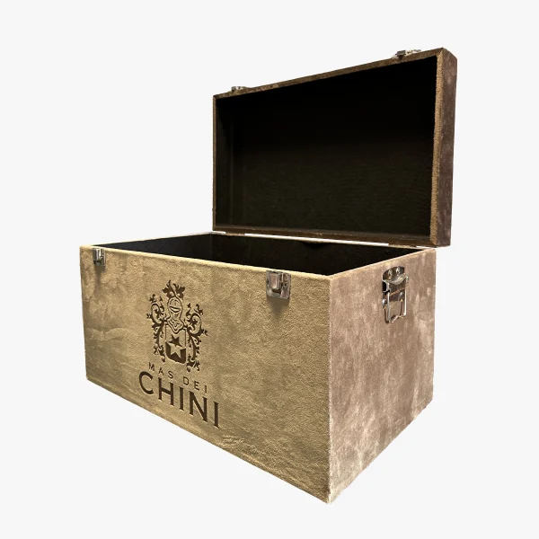 Idee regalo Natale. Bauletto velluto marrone cantina Mas dei Chini Trento