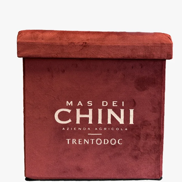 Idee regalo Natale. Pouf velluto rosso cantina Mas dei Chini Trento