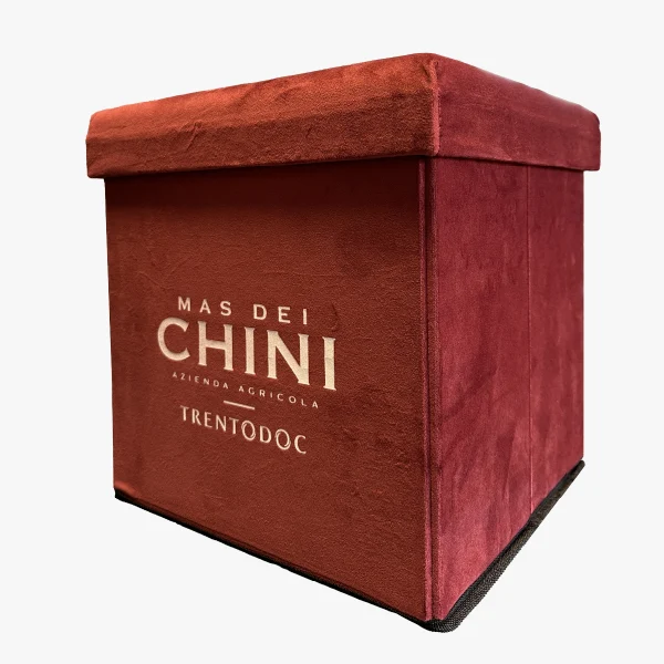 Idee regalo Natale. Pouf velluto rosso cantina Mas dei Chini Trento