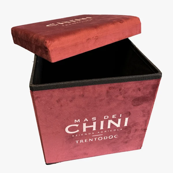 Idee regalo Natale. Pouf velluto rosso cantina Mas dei Chini Trento