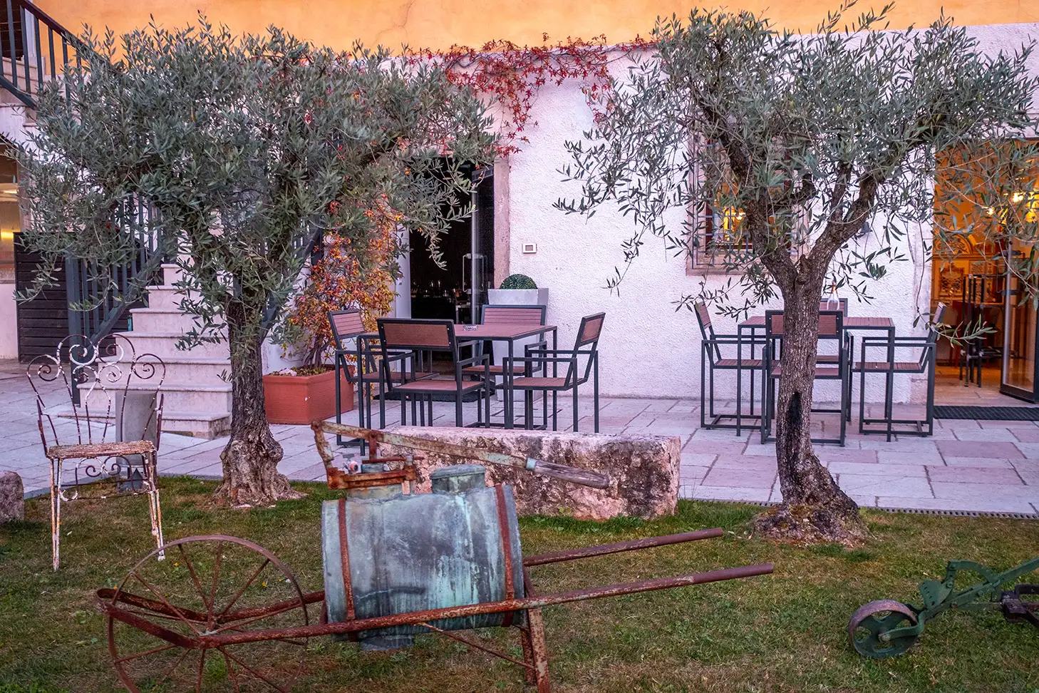 Pranzo e cena nel giardino esterno del ristorante La Vigneria Mas dei Chini a